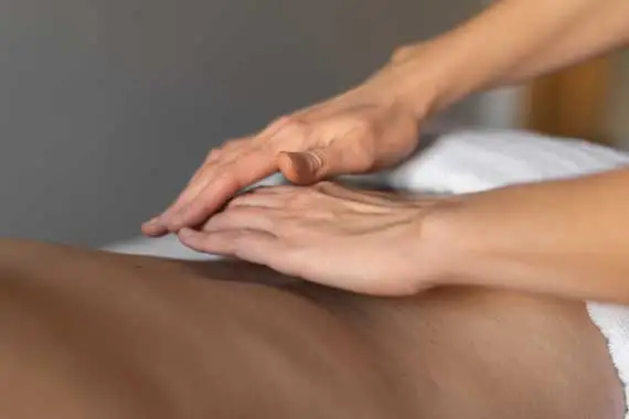 Masaje espalda y piernas en centre de fisioterapia de Castelldefels